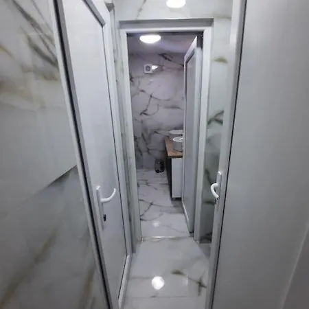 Authentic Centre - 3 In One Space, With Patios In Courtyard For Smokers *