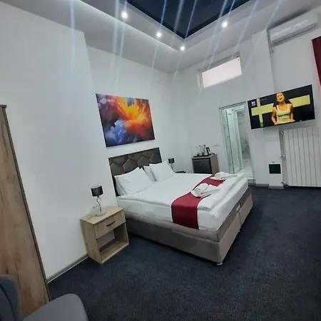 Authentic Centre - 3 Luxury In One Space - Hot Tub And Sauna Apartment