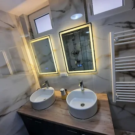 Authentic Centre - 3 In One Space, With Patios In Courtyard For Smokers Belgrade