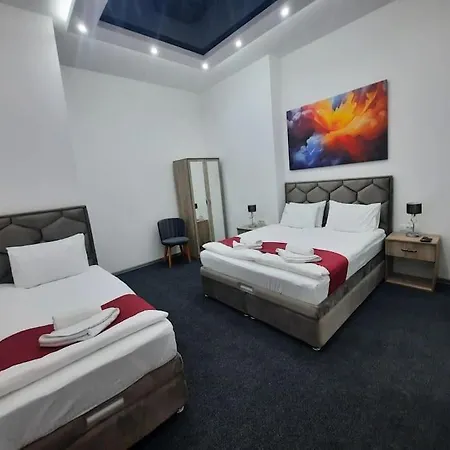 Authentic Centre - 3 In One Space, With Patios In Courtyard For Smokers