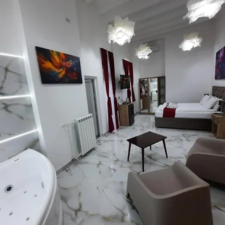 Authentic Centre - 3 In One Space, With Patios In Courtyard For Smokers Apartman