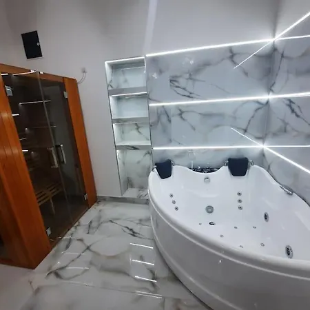 Authentic Centre - 3 Luxury In One Space - Hot Tub And Sauna *